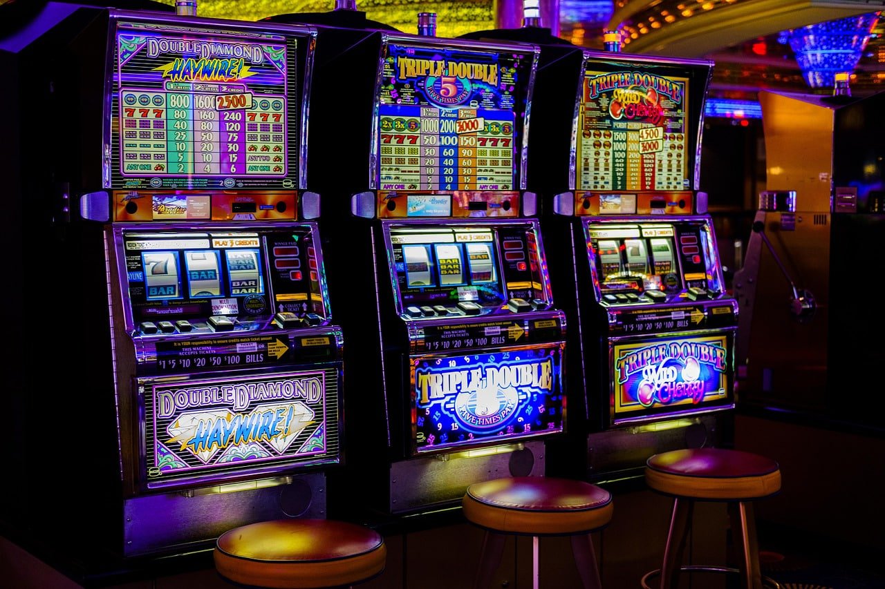 Tampilan antarmuka mobile sportsbook dan live casino mi77